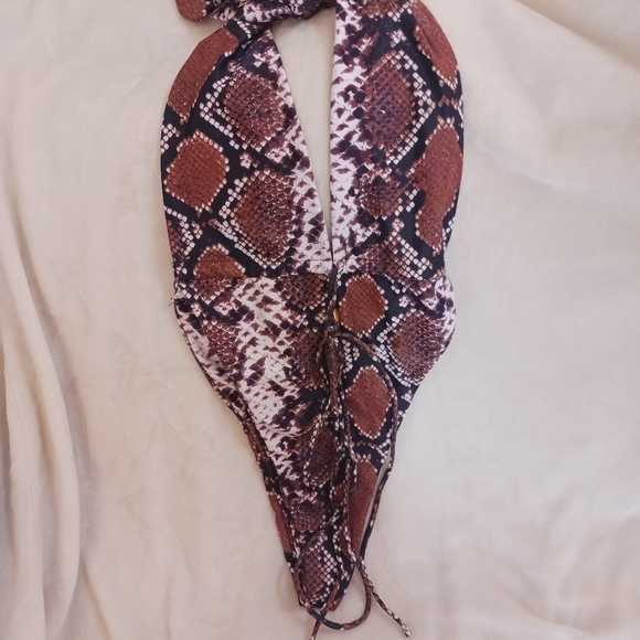 Bathing suits - Picture 6 of 10